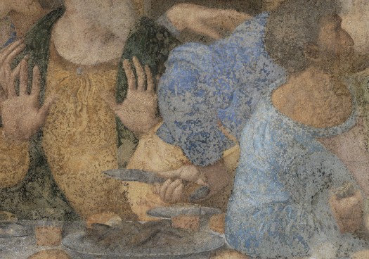 Dettaglio della mano di Pietro che brandisce il coltello nel Cenacolo Vinciano, un momento drammatico rappresentato da Leonardo da Vinci nella sua celebre opera.