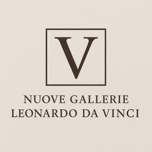 Logo delle Nuove Gallerie Leonardo da Vinci su sfondo testurizzato color avorio, con una V stilizzata